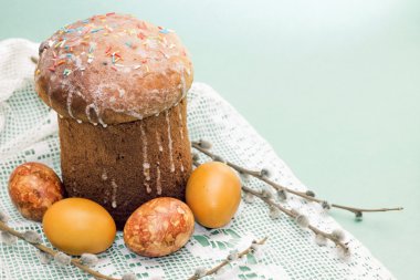 Paskalya kek, yumurta ve willow güzel görüntüsü çırpı