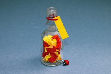 Küçük şişe içinde parlak notlar. Anılar kavramı