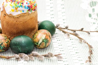 Paskalya kulich ve güzel boyalı yumurta, yakın çekim