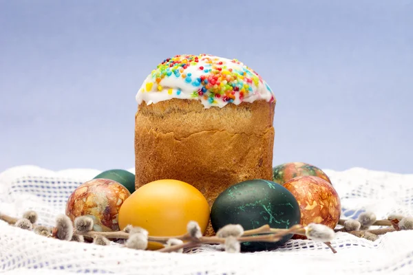 Easter. Beautiful kulich and colorful painted eggs — Stock Photo, Image