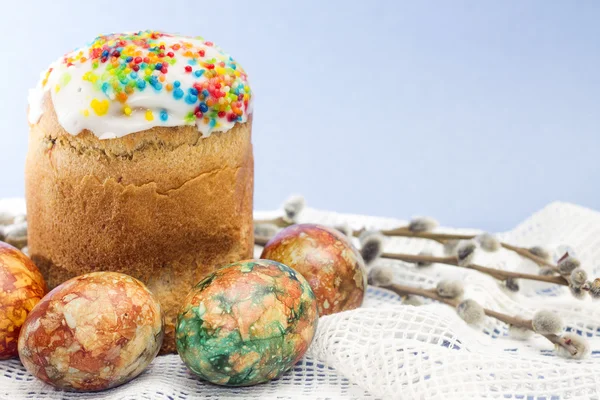 Beautiful Easter kulich and bright dyed eggs — Stock Photo, Image