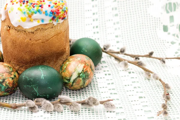 Easter kulich and beautiful dyed eggs, close-up — Stock Photo, Image