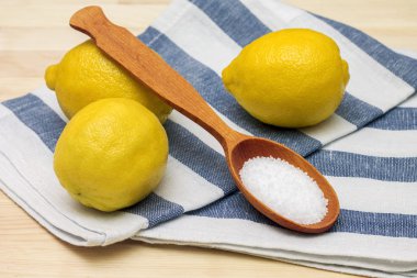 Görüntü taze limon ve kaşık olarak sitrik asit