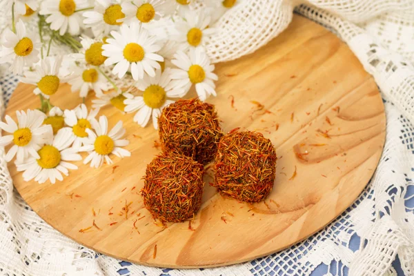 Bilden av godis bevattnas med saffran, närbild — Stockfoto