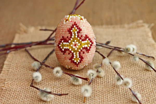 Œuf de Pâques décoratif décoré de perles — Photo