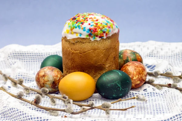 Torte pasquali e uova colorate con rametto di salice — Foto Stock