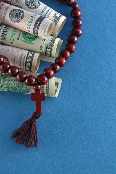 Vue du dessus des dollars et des perles de chapelet. Concept — Photo