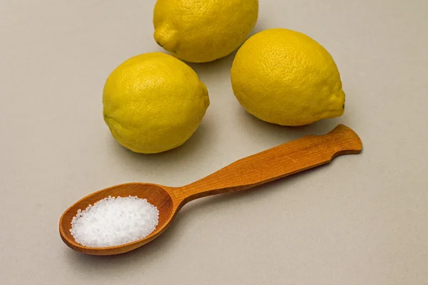 Citric acid in spoon on background of lemons — Stock Photo, Image