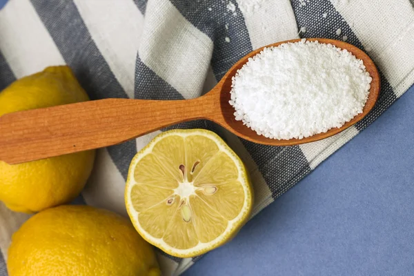 Görüntü limon ve tahta kaşık olarak sitrik asit — Stok fotoğraf