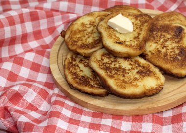 Sıcak kavrulmuş tost dilim tereyağı ile