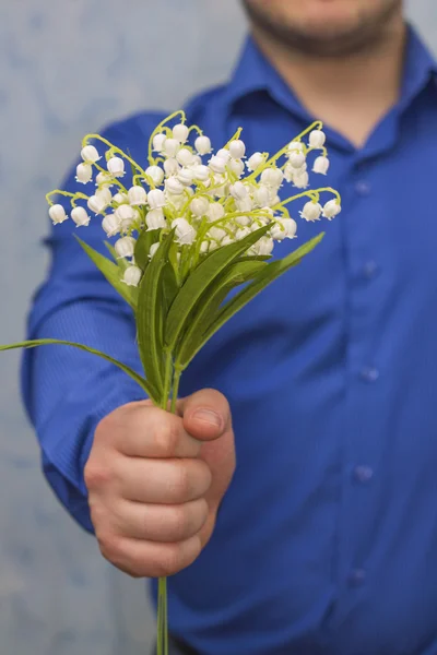 Elegantní muž dává kytice jarní — Stock fotografie