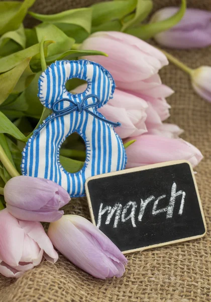 Tulipani, 8 e targa con iscrizione "March " — Foto Stock