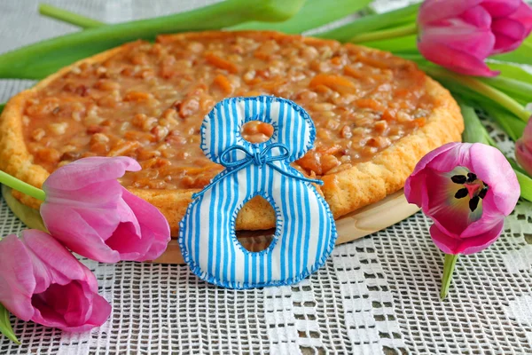 8. März. köstliche Karamell-Torte und Tulpen — Stockfoto