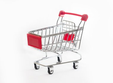 Boş alışveriş arabası, beyaz arka planda izole edilmiş.