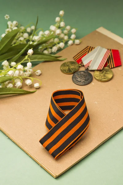 Dia da Vitória. Fita de São Jorge, medalhas e flores — Fotografia de Stock