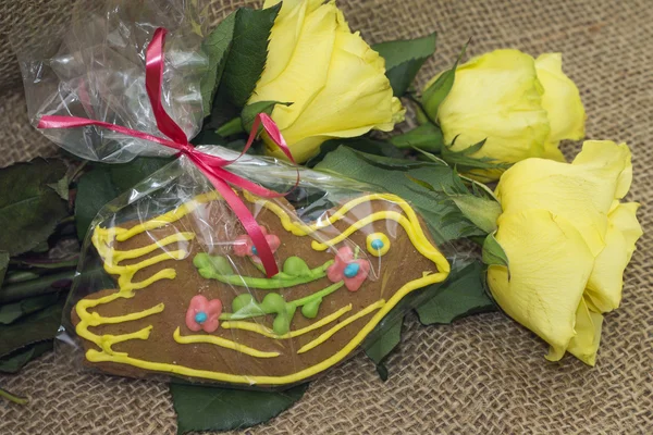 Gingerbread em caixa de presente e três rosas amarelas — Fotografia de Stock