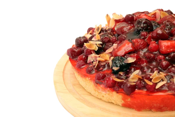 Вкусный ягодный пирог, изолированный на белом — стоковое фото