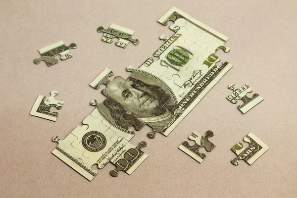 Yüz dolar bulmaca. Fotoğraf kavramı