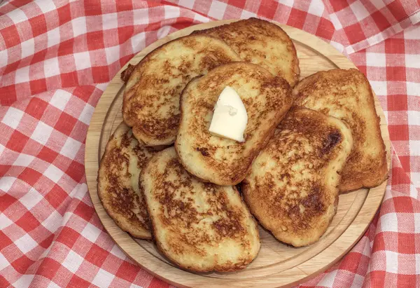 Bovenaanzicht van heerlijke toast met boter — Stockfoto