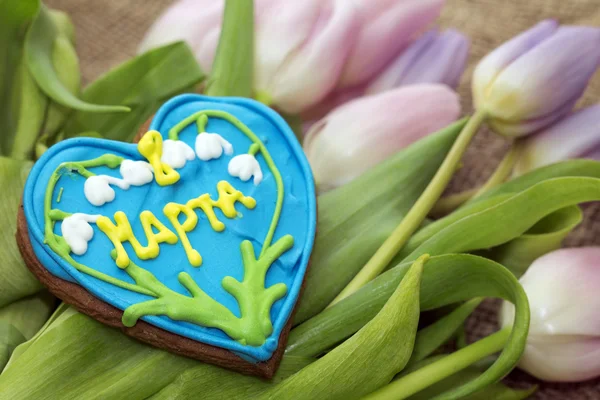 8 maart. Afbeelding van geschenken - peperkoek en tulpen — Stockfoto