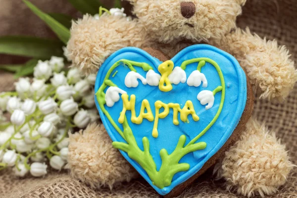 8. März Großaufnahme von Teddybär mit Lebkuchen — Stockfoto