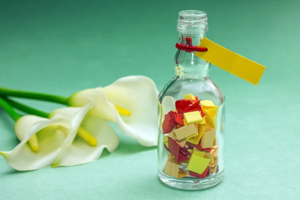 Concetto di bei ricordi. Note luminose con fiori — Foto Stock