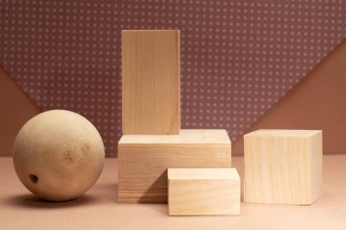 Hafif ahşap kürsülü kavramsal zemin ve markalaşma, kimlik belirleme ve ürününüzün ambalaj sunumu için bej arka planda ahşap top. Monoton tonlarda hayat devam ediyor.