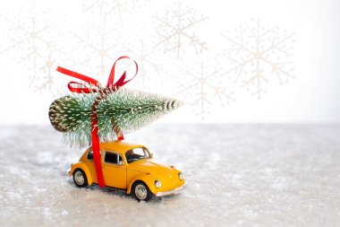 Oyuncak arabalı ve dev kar taneli Noel veya Yeni Yıl kartı, Moskova, Rusya 'da 12.10.2020' de çekildi.
