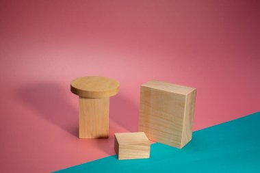 Ürününüzün markalaşma, kimlik ve ambalaj sunumu için ahşap podyumlar ile kavramsal soyut arka plan mavi tringle ile geometrik pembe arka plan.
