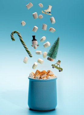 Noel tatilinin tatlı içeceği ve uçan sembolleri olan Noel kartı: şeker kamışları, Noel ağacı, kardan adam ve marshmallowlar..