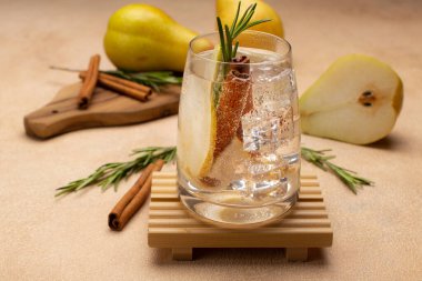 Armut kokteylini tonik, tarçın ve taze biberiyeyle zeytin tahtasında taze, tatlı incilerle tazeliyorum. Tonik ya da detoks içeceğine yakın. Boşluğu kopyala..