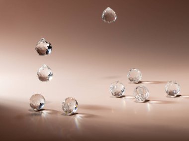 Bej arka planda kristal kürelerin, ürünleriniz için yer açması. Cazibe ve modaya uygun ürün fotokopi alanı oluşturun. Seçmeli odak.