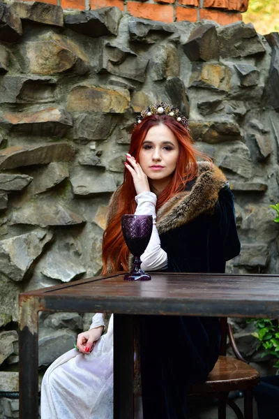 Sexy Langharig Jong Meisje Zittend Aan Een Tafel Het Kasteelterras — Stockfoto