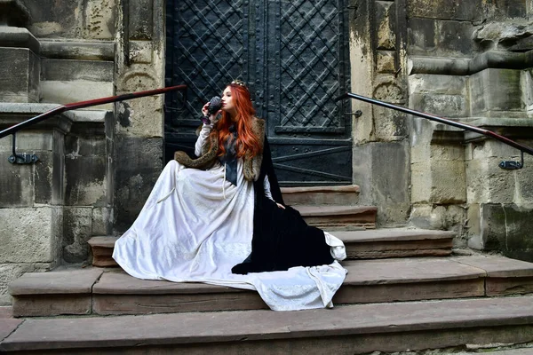 Sexy Dai Capelli Lunghi Giovane Ragazza Sui Ciottoli Fronte Una Immagine Stock