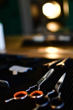 Berber dükkanı ve modern stil aletleri. ışık