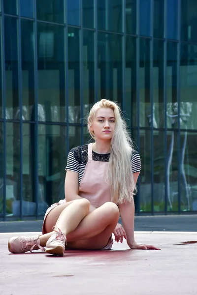 Sexy Blond Met Mooie Benen Het Basketbalveld Met Gespiegelde Muren — Stockfoto