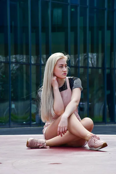 Sexy Blond Met Mooie Benen Het Basketbalveld Met Gespiegelde Muren — Stockfoto