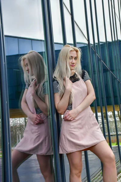 Blonde Sexy Avec Belles Jambes Sur Terrain Basket Avec Des — Photo