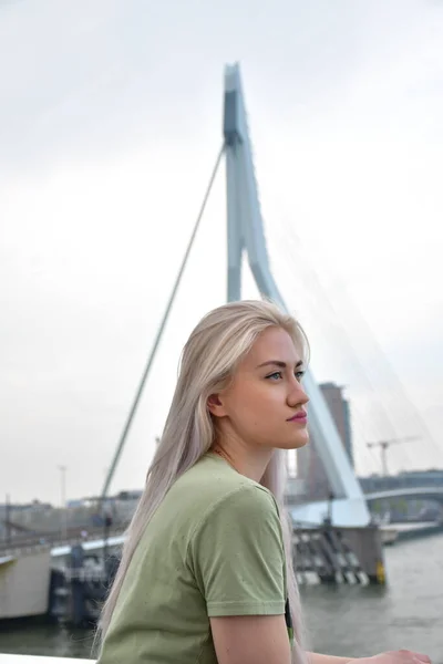 Blondine Bei Einem Fotoshooting Auf Der Brücke Von Rotterdam Mit — Stockfoto