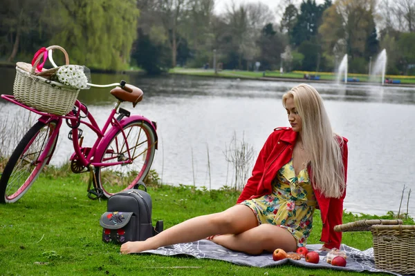 Sexy Bionda Una Bicicletta Nel Parco Con Lago Picnic Foto Stock