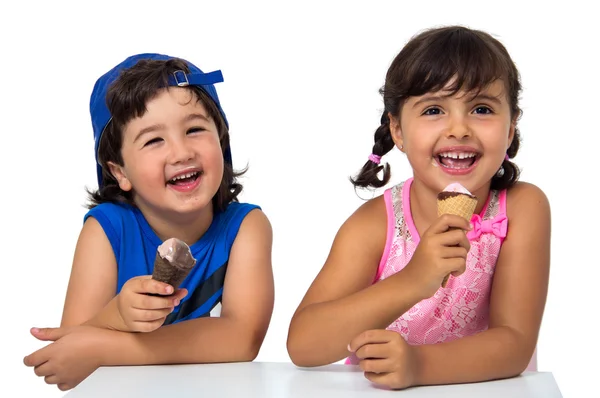 Enfants avec crème glacée — Photo