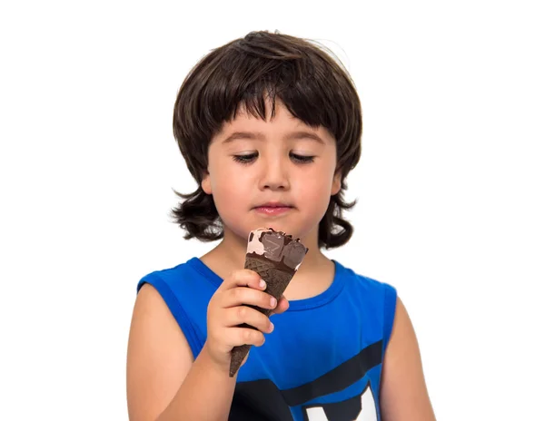 Jongen eten een ijsje — Stockfoto