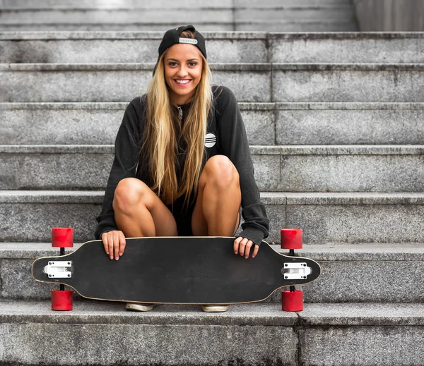 Skateboarder girl — Stock Photo, Image