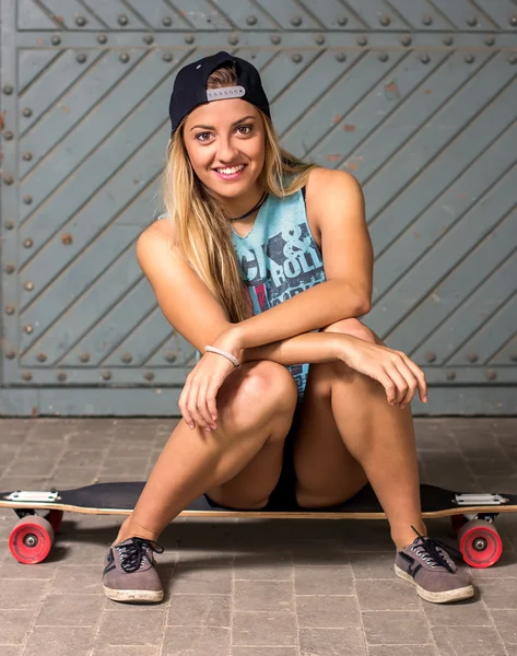 Skateboarder fille — Photo