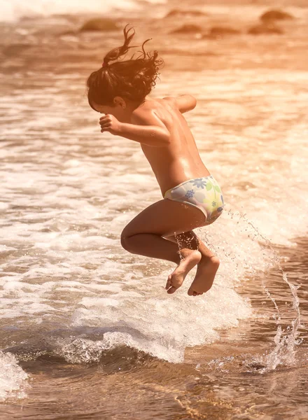 孩子在沙滩上跳跃 — 图库照片