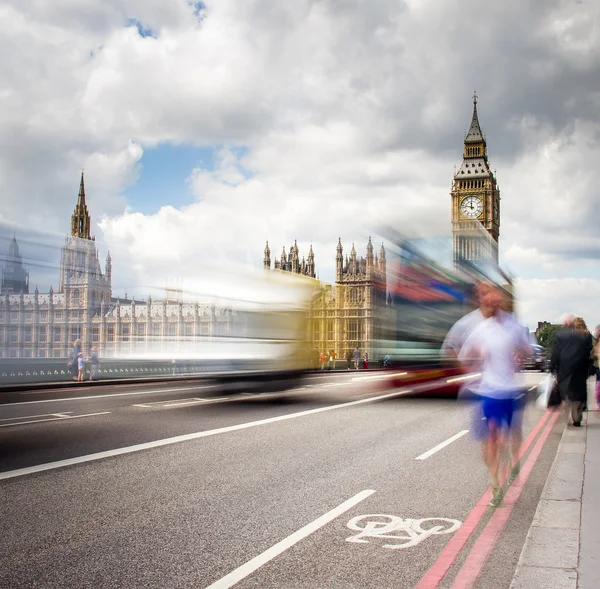 Autobús rojo cruzando el puente de Westminster —  Fotos de Stock