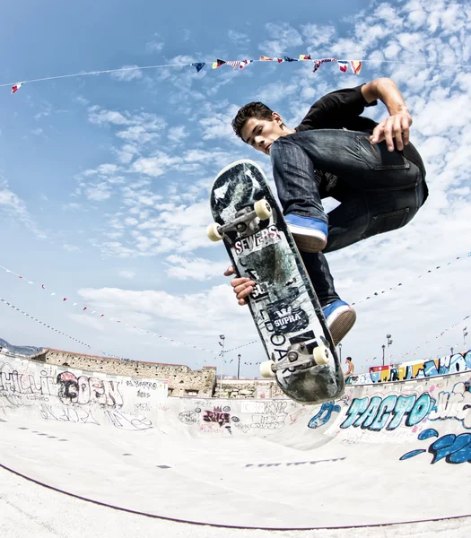 Dospívající skateboardisty, školení — Stock fotografie