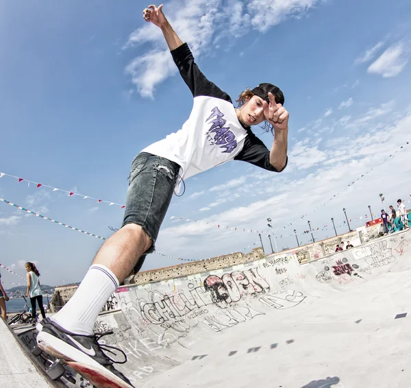 Adolescente formazione skateboarder — Foto Stock