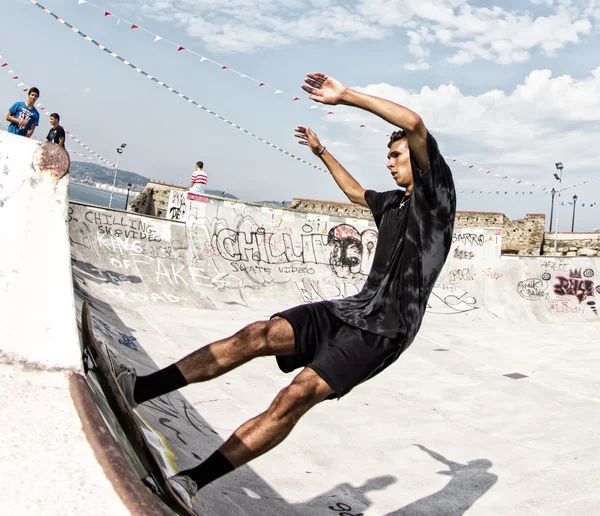 Teenage skateboardåkare utbildning — Stockfoto
