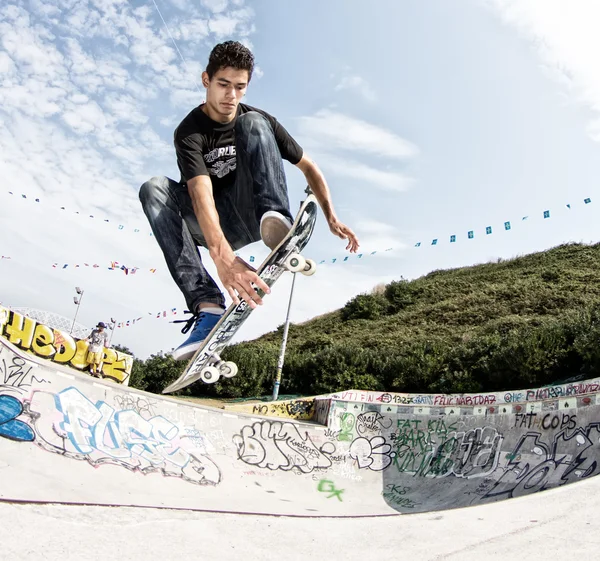 Adolescente formazione skateboarder — Foto Stock